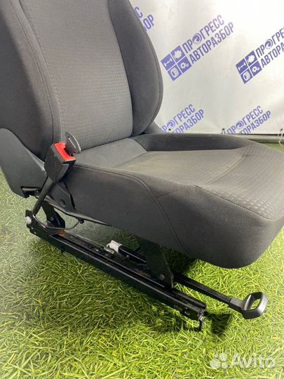 Сиденье переднее левое Volkswagen Jetta седан 1.4