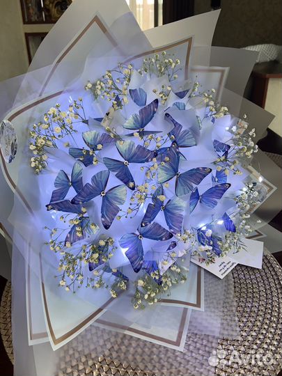 Букет с гипсофилой и бабочками