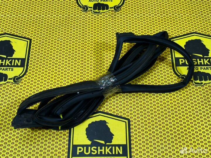 Уплотнитель на дверь передний правый Renault