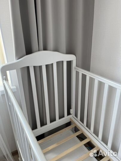 Детская кроватка с маятником