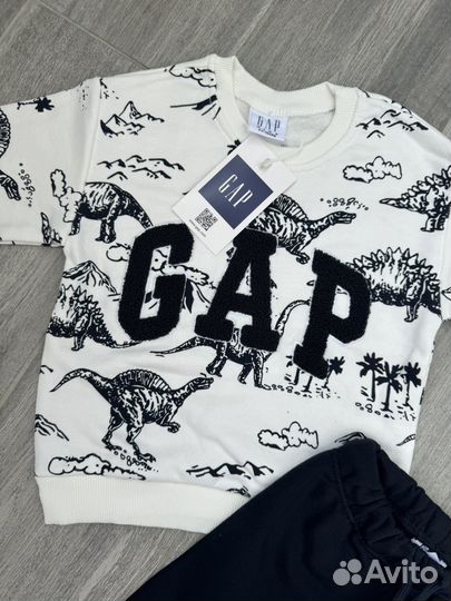 Костюм спортивный на мальчика Gap