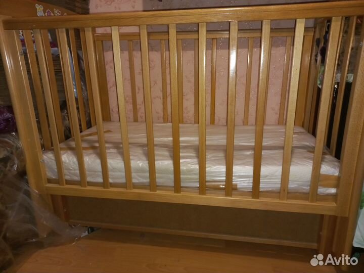 Детская кроватка с маятником и матрасом