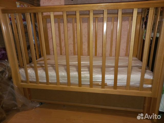 Детская кроватка с маятником и матрасом