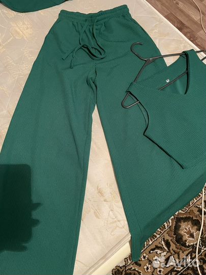 Костюм женский зеленый