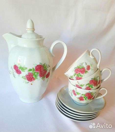 Чайник, чашки для чая, кофе