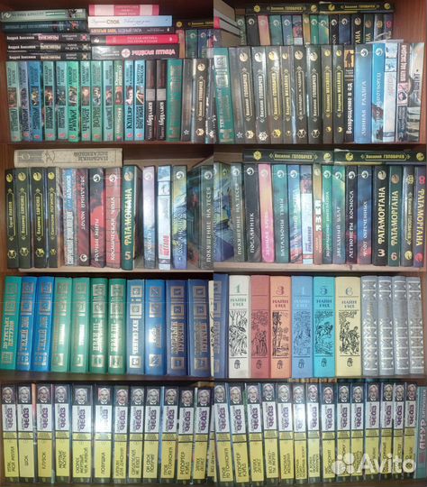 Книги, много книг