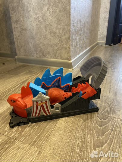 Трек Hot wheels атака динозавра