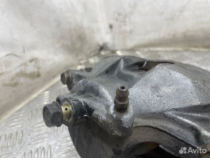 Суппорт тормозной передний правый Toyota Camry V30