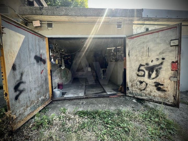 Гараж, > 30 м²