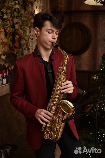 Саксофонист на праздник