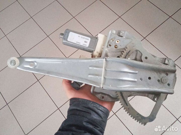 Подъемный механизм двери