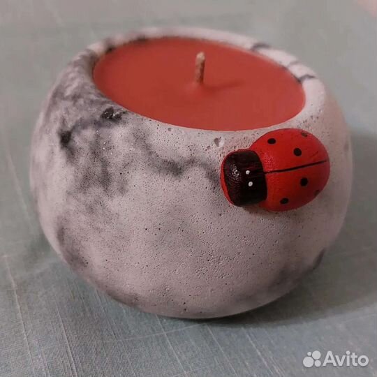 Подсвечник из бетона со свечой