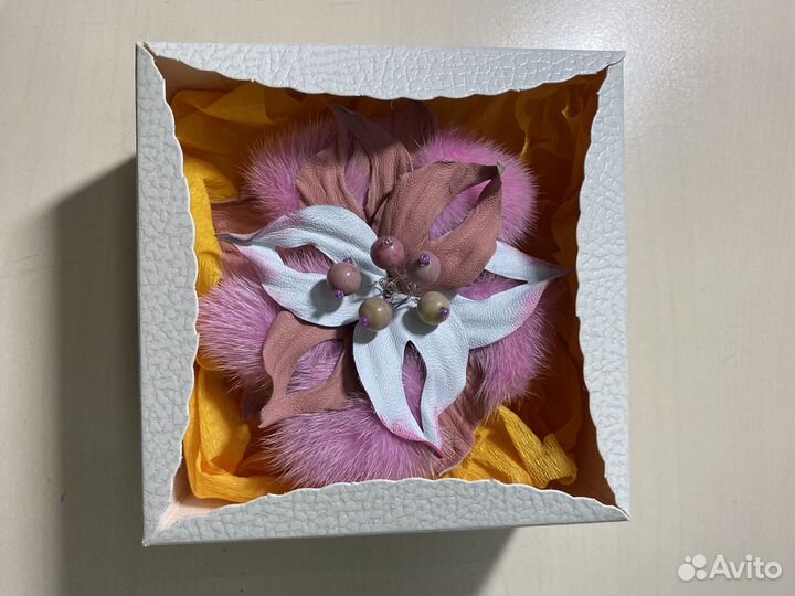 Брошь ручной работы из натуральной кожи