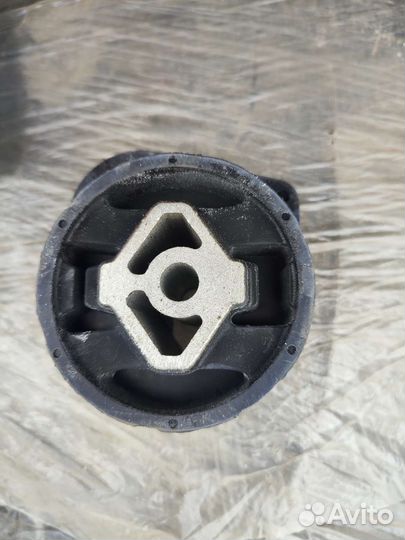 Сайлентблок кпп (раздатки) BMW