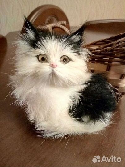 Пушистая кошечка в корзинке