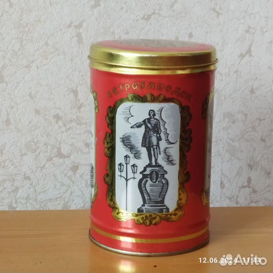 Жестяная банка для сыпучих продуктов