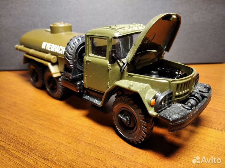 Модель автомобиля ЗИЛ-131 (бензовоз)