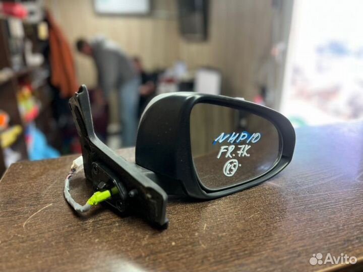 Зеркало переднее правое Toyota Aqua NHP10 2013