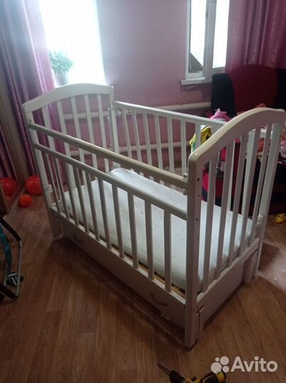 Детская кроватка с маятником и матрасом