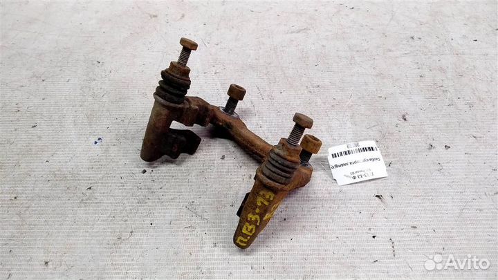 Скоба суппорта заднего volkswagen Passat B3