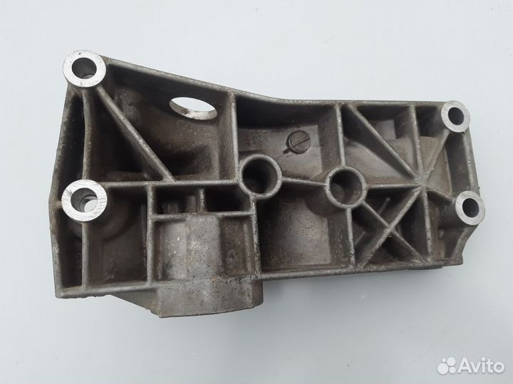 Кронштейн генератора Шкода Октавия А4