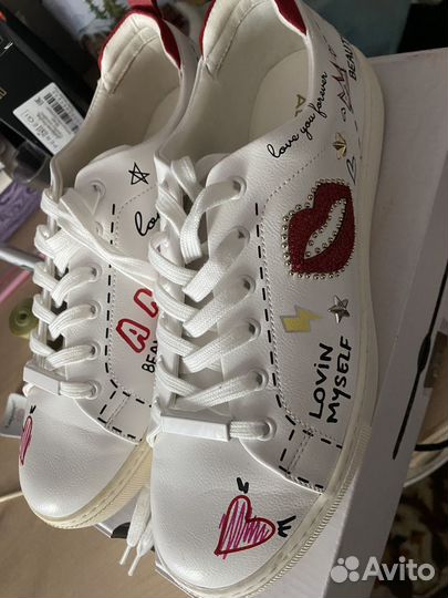 Белые кроссовки Aldo