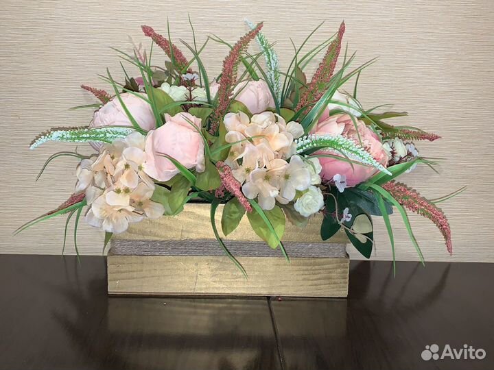 Композиция из искусственных цветов