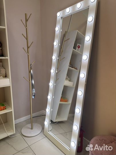 Гримерное зеркало с лампочками на подставке