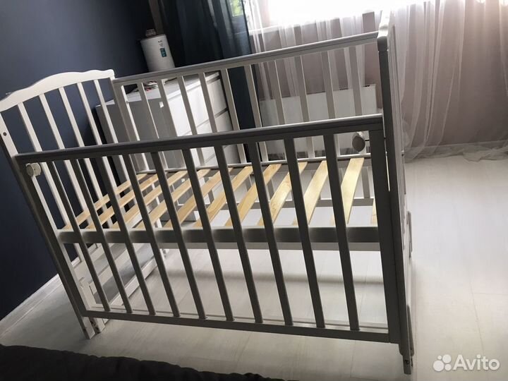 Детская кроватка с продольным маятником