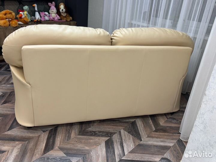 Кожаный диван