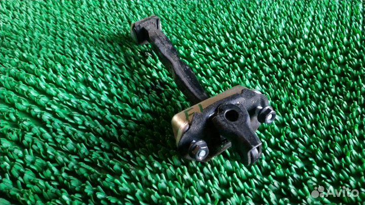 Ограничитель двери лев. перед. Infiniti QX56