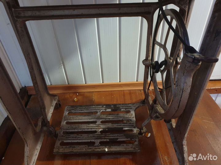 Швейная машина с ножным приводом