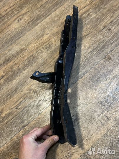 Toyota highlander 2 левая стойка рамки радиатора