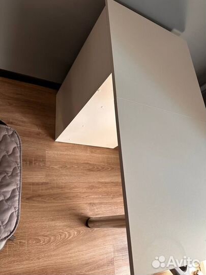 Стол для маникюра и стулья