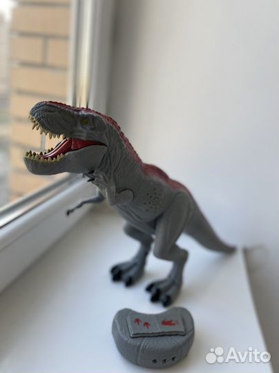 Динозавр на пульте управления