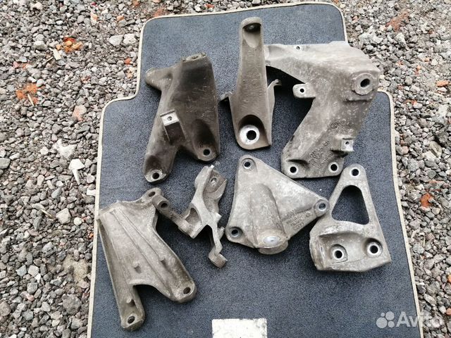 Крепления двс. Кронштейн двс атрай 4х4. Болты кронштейна подушки двс калина. Кронштейн крепления двс 6isbe. Крепление двигателя ваз калина 1.