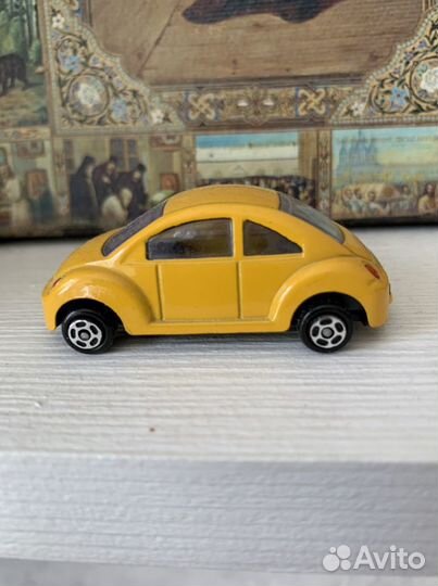 Модель автомобиль жёлтый