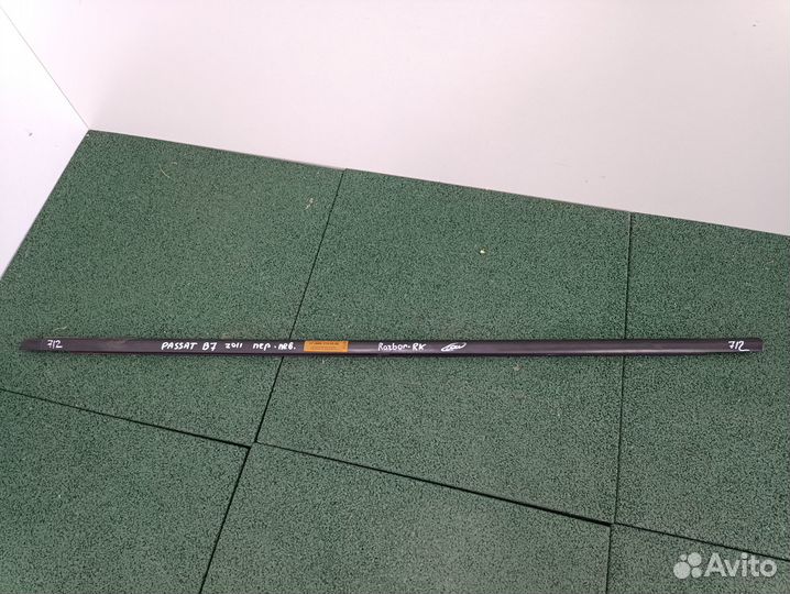 Накладка стекла перед лев двери наруж VW Passat B7