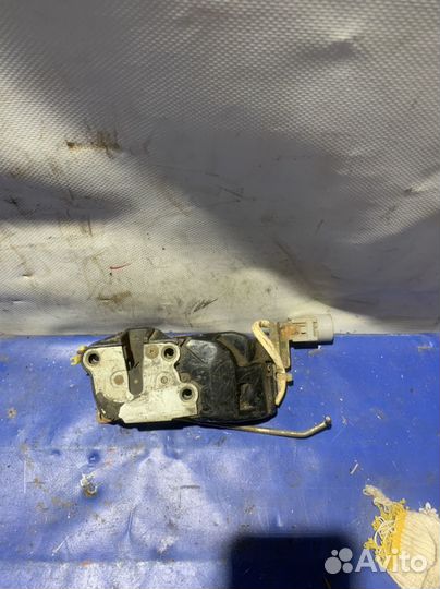 Замок двери передний левый toyota sprinter ae100