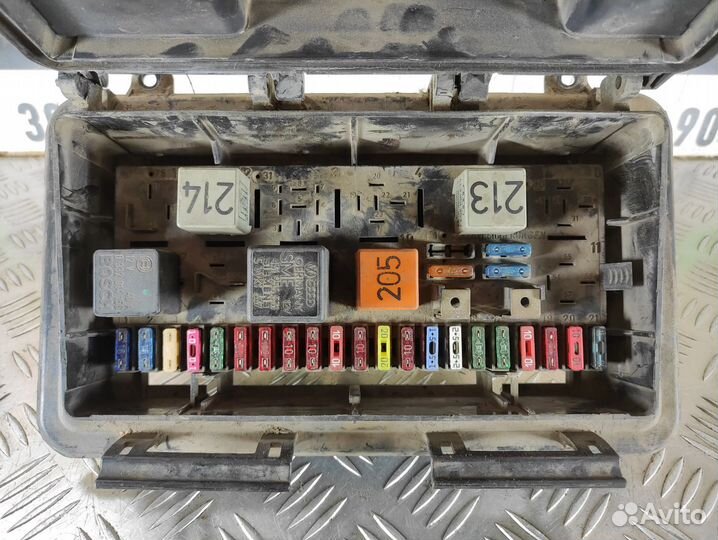 Блок предохранителей моторный Audi 80/90 1986 1991