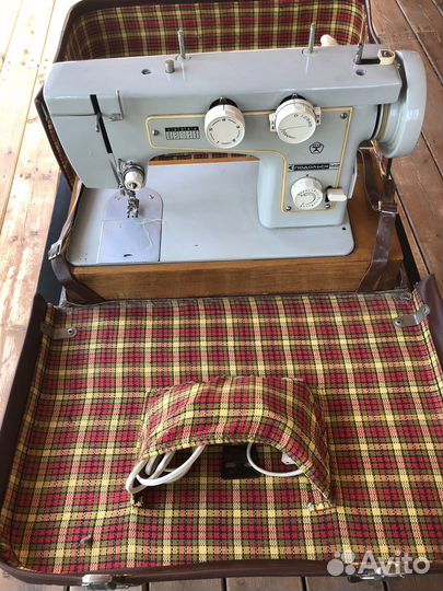Швейная машина 
