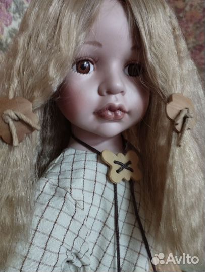 Большая фарфоровая кукла