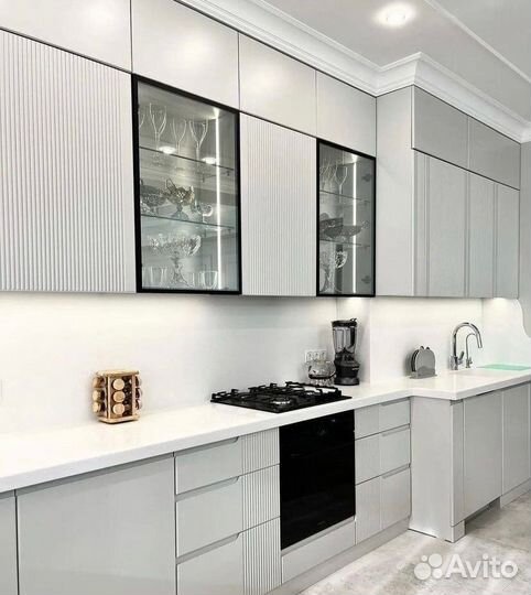 Кухня с барной стойкой в современном стиле на зака