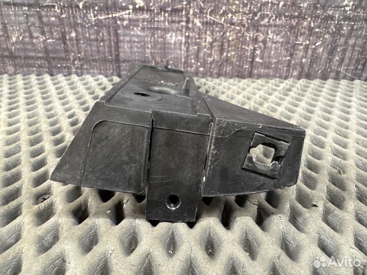 Крепление бампера переднее левое Audi A4 B6 AMB