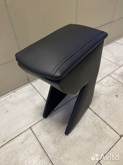 Подлокотник на Suzuki Liana