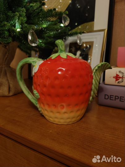 Фарфоровый чайник с крышкой 