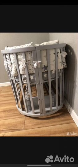 Детская кроватка с маятником