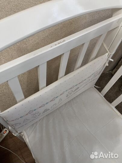 Детская кроватка с маятником