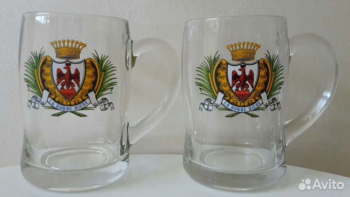 Стаканы, бокалы, кружки, бутыли, графин