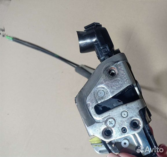 Замок двери передней левой Toyota RAV4 CA40